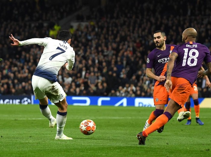 LONDON, ENGLAND - APRIL 09: Heung-Min Son of Tottenham Hotspur scores his teams first goal during the UEFA Champions League Quarter Final first leg match between Tottenham Hotspur and Manchester City at Tottenham Hotspur Stadium on April 09, 2019 in London, England. (Photo by Mike Hewitt/Getty Images)