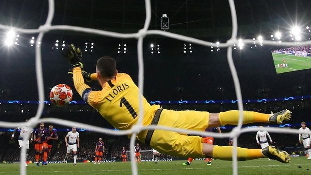 Hugo Lloris menggagalkan penalti Sergio Aguero.