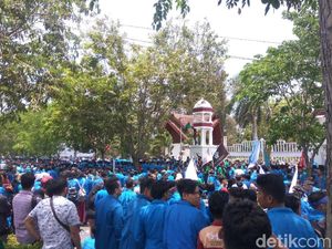 Aksi Tolak Tambang Berlanjut, Massa Kembali Geruduk Kantor Gubernur Aceh