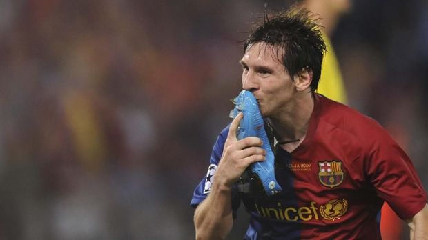Barcelona¥s Argentinian forward Lionel Messi celebrates after scoring against Manchester United during the final of the UEFA football Champions League on May 27, 2009 at the Olympic Stadium in Rome.        AFP PHOTO / CHRISTOPHE SIMON (Photo by CHRISTOPHE SIMON / AFP)