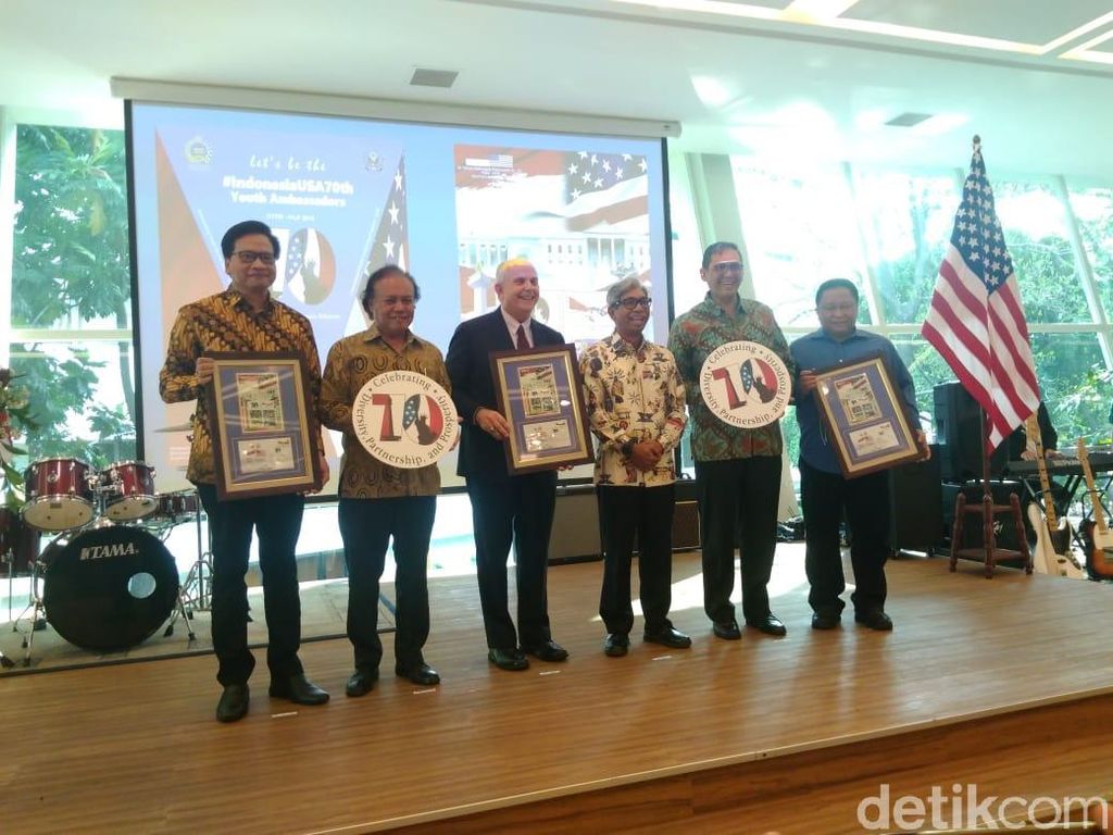 RI-AS Luncurkan Prangko Rayakan 70 Tahun Hubungan Diplomatik RI-AS Luncurkan Prangko Rayakan 70 Tahun Hubungan Diplomatik