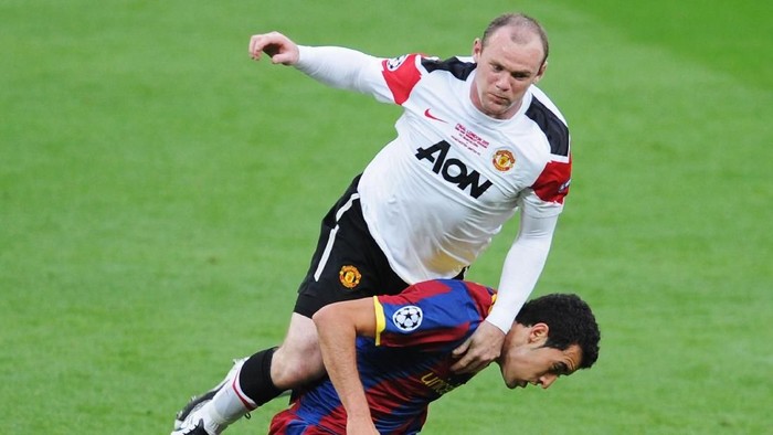 LONDON, ENGLAND - MAY 28:  Wayne Rooney of Manchester United (up) in action against Sergio Busquets of FC Barcelona during the UEFA Champions League final between FC Barcelona and Manchester United FC at Wembley Stadium on May 28, 2011 in London, England.  (Photo by Michael Regan/Getty Images)
