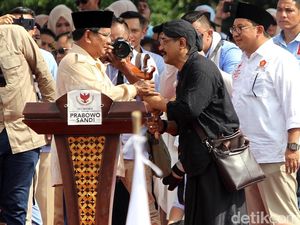 Prabowo Diberi Keris Pasopati Saat Kampanye di Solo
