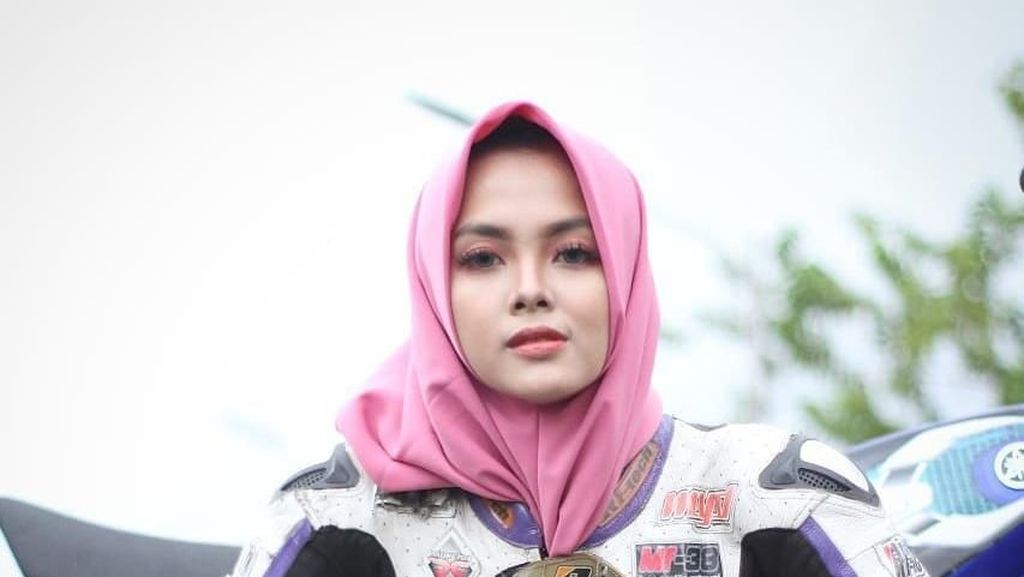 Gaya Kintan Laksana, Hijabers Berbadan Mungil yang Hobi Naik RX King Gaya Kintan Laksana, Hijabers Berbadan Mungil yang Hobi Naik RX King