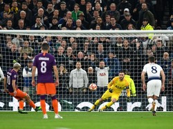 Hugo Lloris berhasil menepis sepakan Sergio Aguero. Dan Mullan/Getty Images.