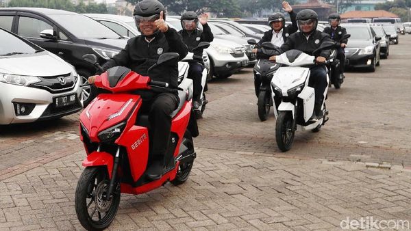 Menristek Jajal Motor Listrik Nasional