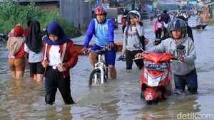 Potret Warga Basah-basahan Terobos Banjir di Jalan Dayeuhkolot-Banjaran