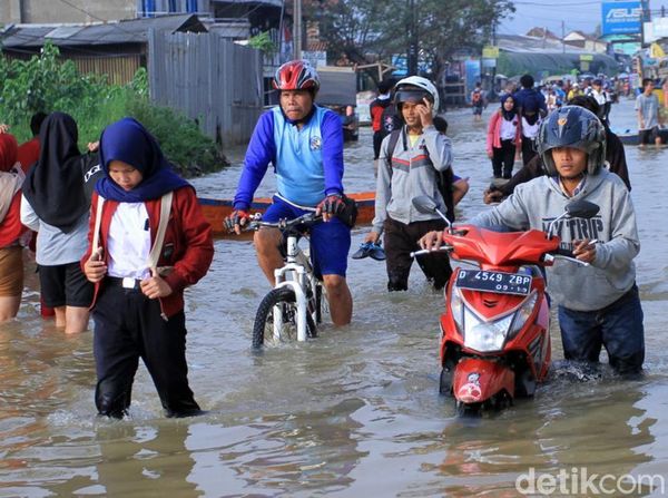 Potret Warga Basah-basahan Terobos Banjir di Jalan Dayeuhkolot-Banjaran
