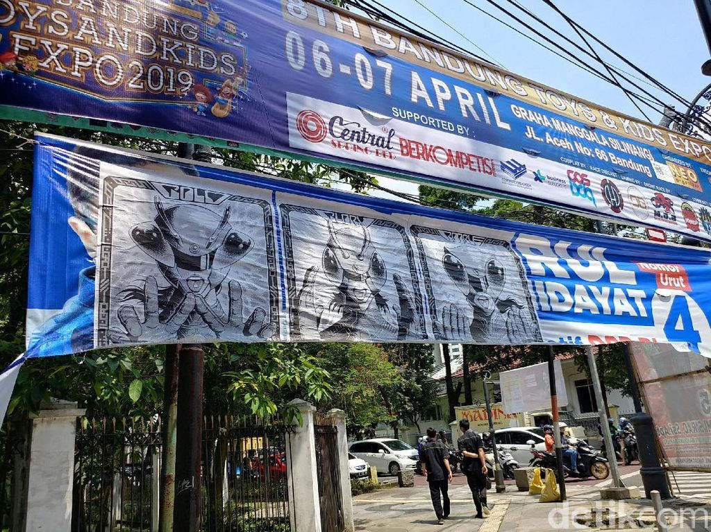 Spanduk Caleg dan Capres di Bandung Ditempeli Poster Baja Hitam