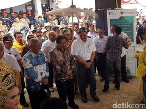 Luhut Kenalkan Aplikasi Fishnet ke Nelayan Sukabumi, Apa Itu?