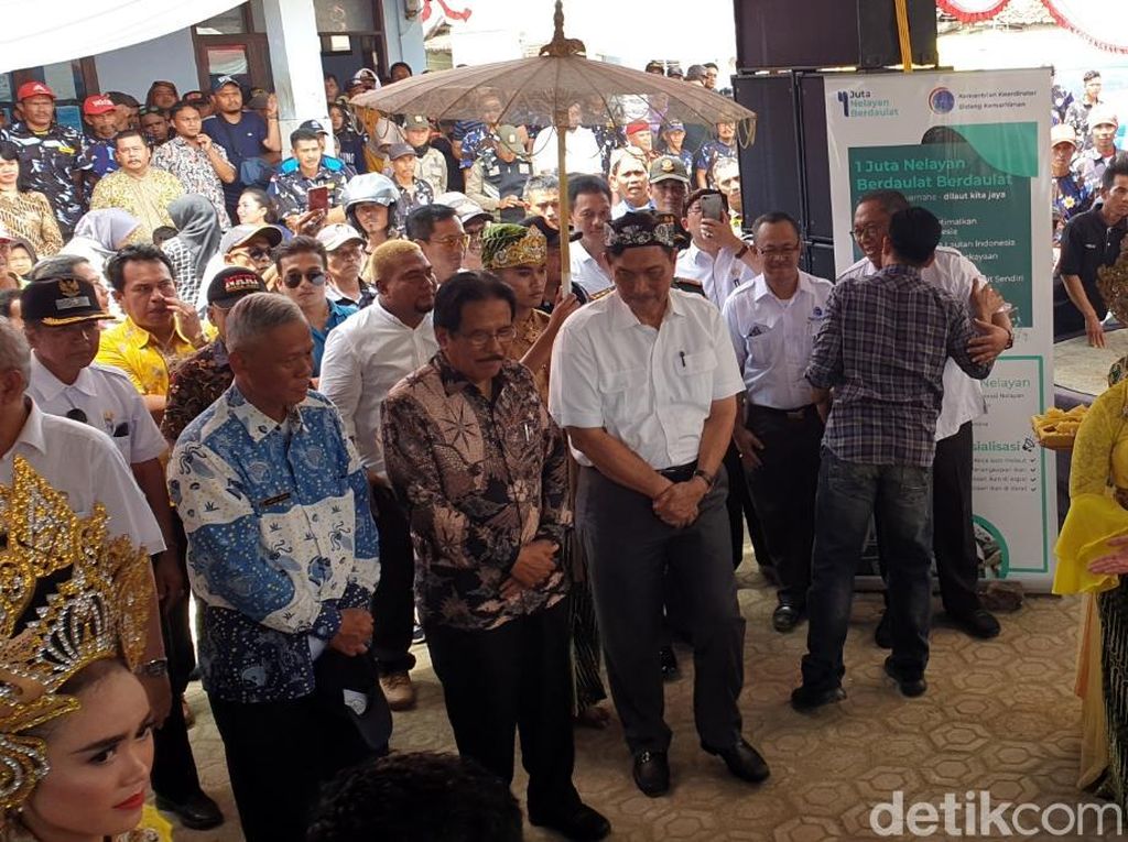 Luhut Kenalkan Aplikasi Fishnet ke Nelayan Sukabumi, Apa Itu? Luhut Kenalkan Aplikasi Fishnet ke Nelayan Sukabumi, Apa Itu?