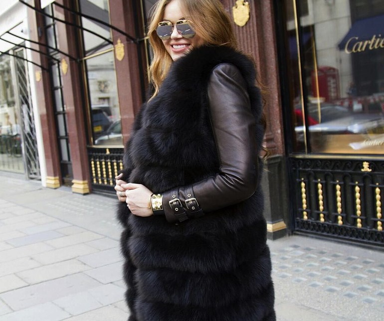 Daria memang sudah kaya raya sejak lahir. Namun ia juga memiliki bisnisnya sendiri. Dia memiliki butik busana high-end yang khusus menjual jaket dan bulu bernama Dr Jackets. Barang termurah di butiknya dijual mulai dari US$ 1.000 atau Rp 15 juta. Foto: Dok. Instagram Daria Radionova