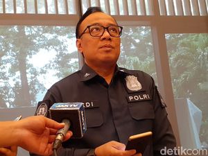 Polisi: Pria di Video Penurunan Pigura Jokowi Berada di Malaysia Polisi: Pria di Video Penurunan Pigura Jokowi Berada di Malaysia
