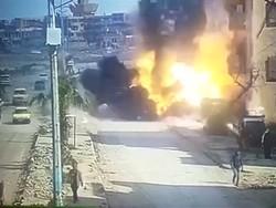 Detik-detik Bom Dashyat Guncang Raqqa Suriah