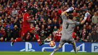 Hingga babak pertama usai tak ada skor tambahan tercipta dan The Reds masih memimpin dengan skor 2-0. Phil Noble/Reuters.