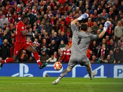 Hingga babak pertama usai tak ada skor tambahan tercipta dan The Reds masih memimpin dengan skor 2-0. Phil Noble/Reuters.