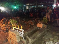Mahasiswa Tolak Tambang Bertahan di Kantor Gubernur Aceh, Bikin Makam