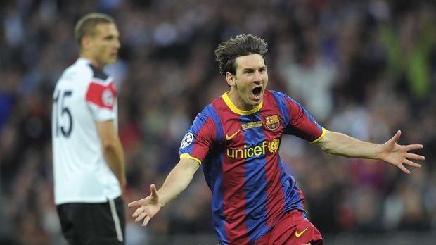 Barcelona's Lionel Messi (R) celebrates after scoring against Manchester United during the UEFA Champions League final football match on May 28, 2011 at Wembley stadium in London.  AFP PHOTO / LLUIS GENE (Photo by LLUIS GENE / AFP)