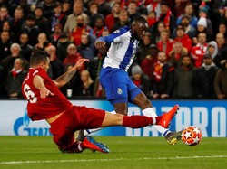 Mariga lagi-lagi mendapat kesempatan untuk menjebol gawang Liverpool. Namun, peluang demi peluang yang didapatkannya masih belum membuahkan gol untuk Porto. Phil Noble/Reuters.