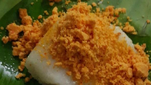 Pagi-pagi Ngopi Ditemani Ketan Bumbu, Aduh Enaknya!