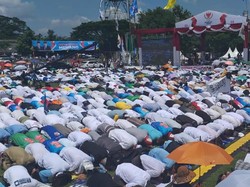Tunggu Kedatangan Prabowo, Massa Kampanye di Solo Salat Berjemaah