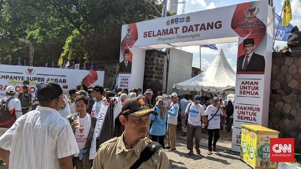 Massa Pendukung Prabowo Mulai Datangi Stadion Sriwedari Solo