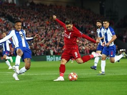 Pada menit ke-26 Firmino berhasil menggandakan skor Liverpool. Diawali pergerakan Firmino di sisi kiri, bola lantas dioper kepada Jordan Henderson di tengah dan melihat overlap Trent Alexander-Arnold, dia kirim bola ke sisi kanan. Julian Finney/Getty Images.
