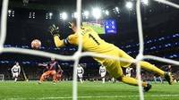 Hugo Lloris bermain apik saat Tottenham Hotspur mengalahkan Manchester City. Kiper asal Prancis itu menggagalkan penalti Sergio Aguero. (Foto: Mike Hewitt/Getty Images)