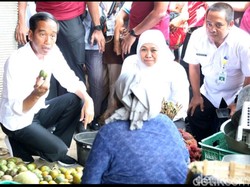 Di Probolinggo, Jokowi Blusukan ke Pasar dan Beli Kedondong
