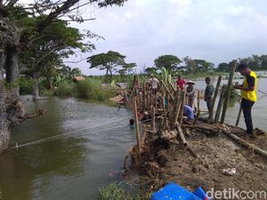 Banjir di Demak, Warga dan Aparat Gabungan Pasang Penahan Tanggul