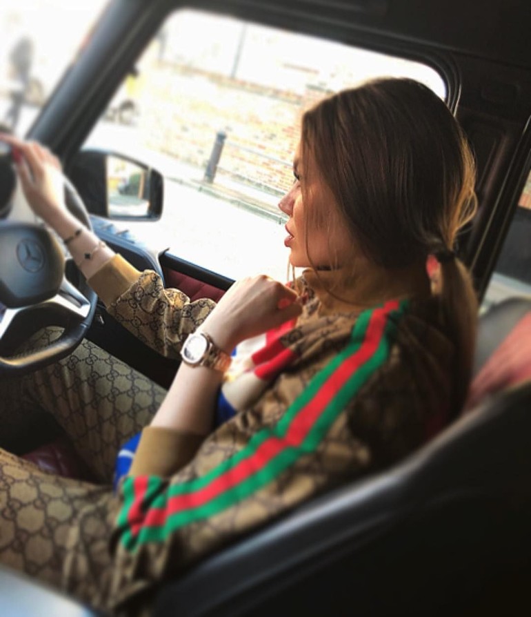 Daria tampil sporty ketika mengendarai Mercedesnya dengan tracksuit dari Gucci yang dibanderol US$ 3.300 atau sekitar Rp 46 juta. Foto: Dok. Instagram Daria Radionova
