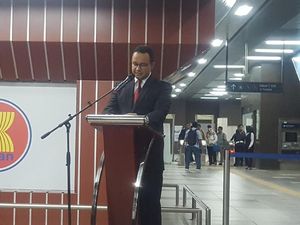 Anies: Mulai dari OB hingga CEO Bisa Naik MRT