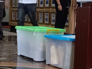 6 Tersangka Pengaturan Skor Diserahkan ke Jaksa Bersama 2 Kotak Dokumen 6 Tersangka Pengaturan Skor Diserahkan ke Jaksa Bersama 2 Kotak Dokumen