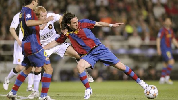 Head to Head Lionel Messi vs Manchester United Barcelona's Argentinian Leo Messi (R) holds off Manchester United's Paul Scholes during a UEFA Champions League semi-finals first leg football match at the Nou Camp stadium in Barcelona on April 23, 2008.AFP PHOTO/LLUIS GENE (Photo by LLUIS GENE / AFP)