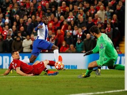 Porto sempat mendapat kans untuk mengejar poin di menit ke-29. Namun, Alisson Becker masih sanggup membendung bola sepakan Mariga. Phil Noble/Reuters.