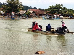 Nihil Jembatan, Warga Sukabumi Pakai Ojek Perahu Lintasi Sungai