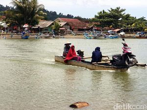 Nihil Jembatan, Warga Sukabumi Pakai Ojek Perahu Lintasi Sungai Nihil Jembatan, Warga Sukabumi Pakai Ojek Perahu Lintasi Sungai