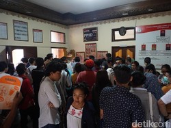 Hari Terakhir Urus Pindah TPS, Warga Mengantre di KPU Denpasar