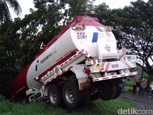 Truk Tangki BBM Nyungsep ke Parit di Madiun, Satu Orang Luka