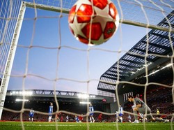 Tak ingin kalah, Liverpool langsung bikin gol lewat serangan pertamanya di menit kelima. Naby Keita adalah pemain yang menjebol gawang Iker Casillas. Skor sementara 1-0, kemenangan untuk Liverpool. Julian Finney/Getty Images.