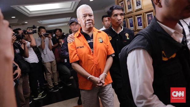 Dwi Irianto alias Mbah Putih dibawa ke Kejaksaan Tinggi Banjarnegara.
