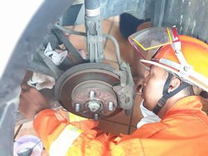 Aksi Heroik Petugas Damkar Evakuasi Kucing Terjepit di Kolong Mobil Aksi Heroik Petugas Damkar Evakuasi Kucing Terjepit di Kolong Mobil