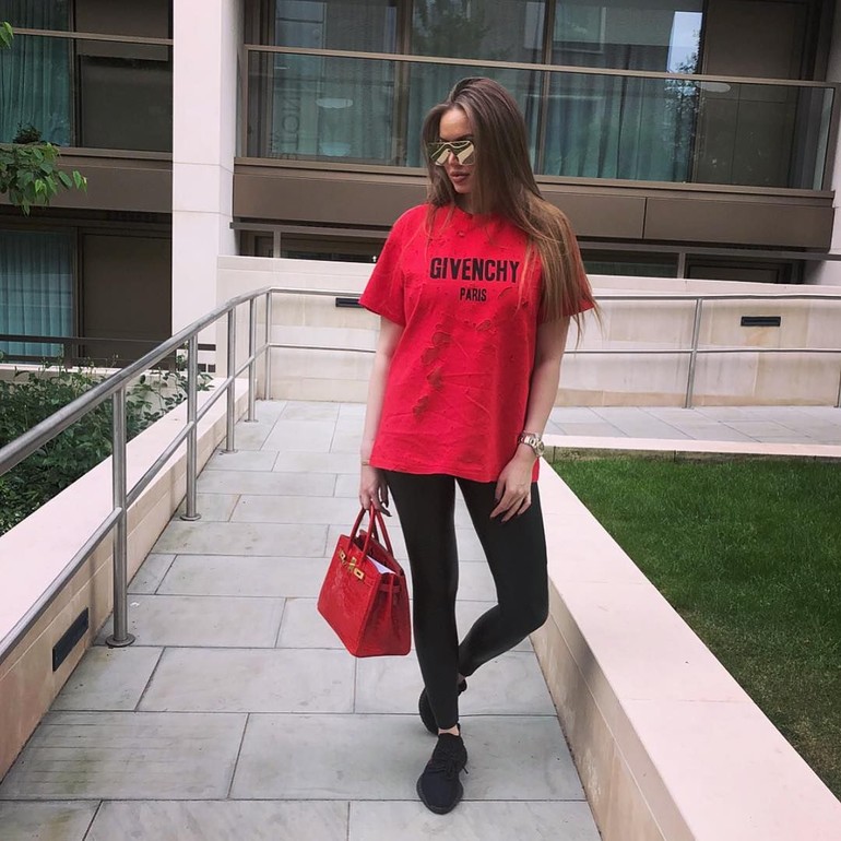 Gaya kasual Daria tak jauh dari T-shirt, legging dan sneakers. Namun koleksi kausnya saja dari berbagai brand high-end seperti Versace, Givenchy atau Fendi yang setidaknya bernilai Rp 6 jutaan. Foto: Dok. Instagram Daria Radionova