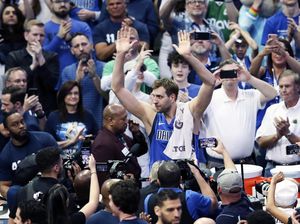 Di Ambang Pensiun, Nowitzki Bersinar di Laga Kandang Terakhirnya Di Ambang Pensiun, Nowitzki Bersinar di Laga Kandang Terakhirnya