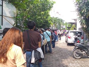 KPU Surabaya Diserbu Ratusan Pemohon Form A5, Antrean Mengular