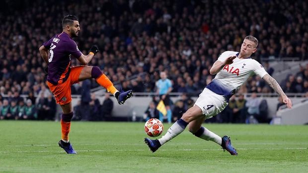 Tottenham (putih) punya rapor pertemuan bagus atas Ajax.