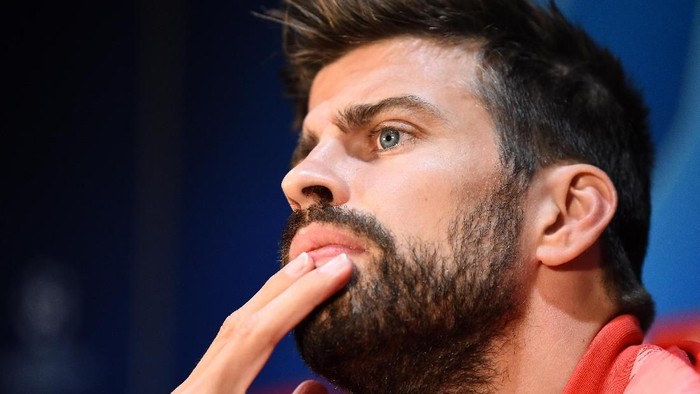 MANCHESTER, ENGLAND - APRIL 09: Gerard Pique attends an FC Barcelona press conference, on the eve of their Champions League Quarter Final match against Manchester United, at Old Trafford on April 09, 2019 in Manchester, England. (Photo by Nathan Stirk/Getty Images)