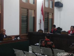 Jaksa KPK Tuntut Hak Politik Bupati Cirebon Nonaktif Dicabut Jaksa KPK Tuntut Hak Politik Bupati Cirebon Nonaktif Dicabut