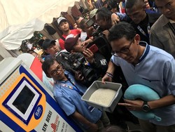 Cek ATM Beras, Sandiaga: Ini Bukti Teknologi Anak Bangsa