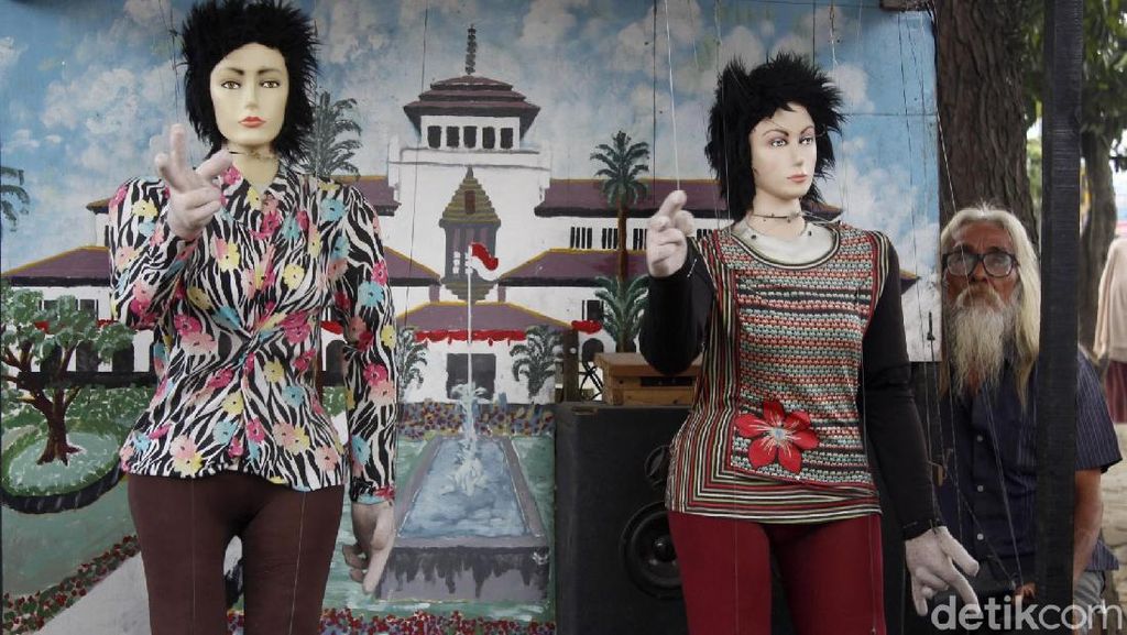 Mengenal Sosok Muchtar Si Pemain Boneka Panggung dari Bandung Mengenal Sosok Muchtar Si Pemain Boneka Panggung dari Bandung